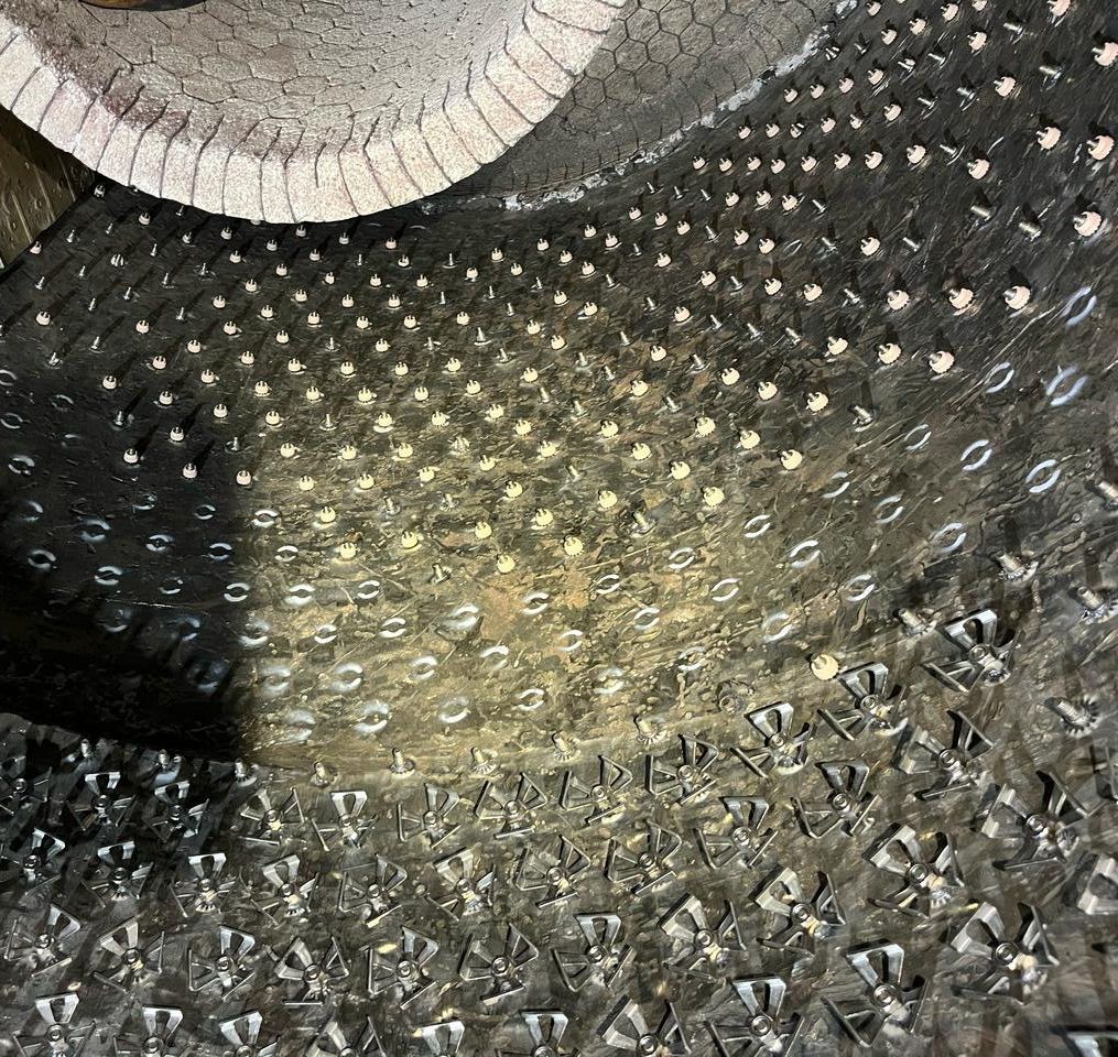 Interior de vaso industrial em obra: pinos com cerâmicas e células Speed Cell 3G® soldados, prontos para receber o revestimento refratário